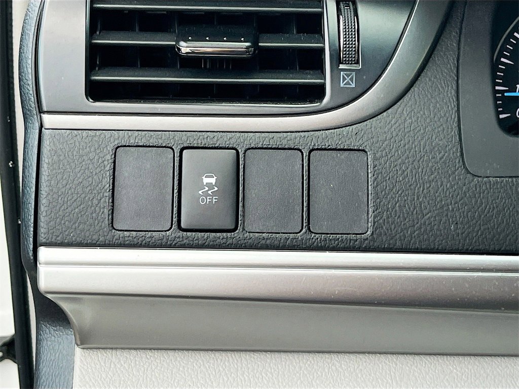 Used 2013 Toyota Camry L image 8