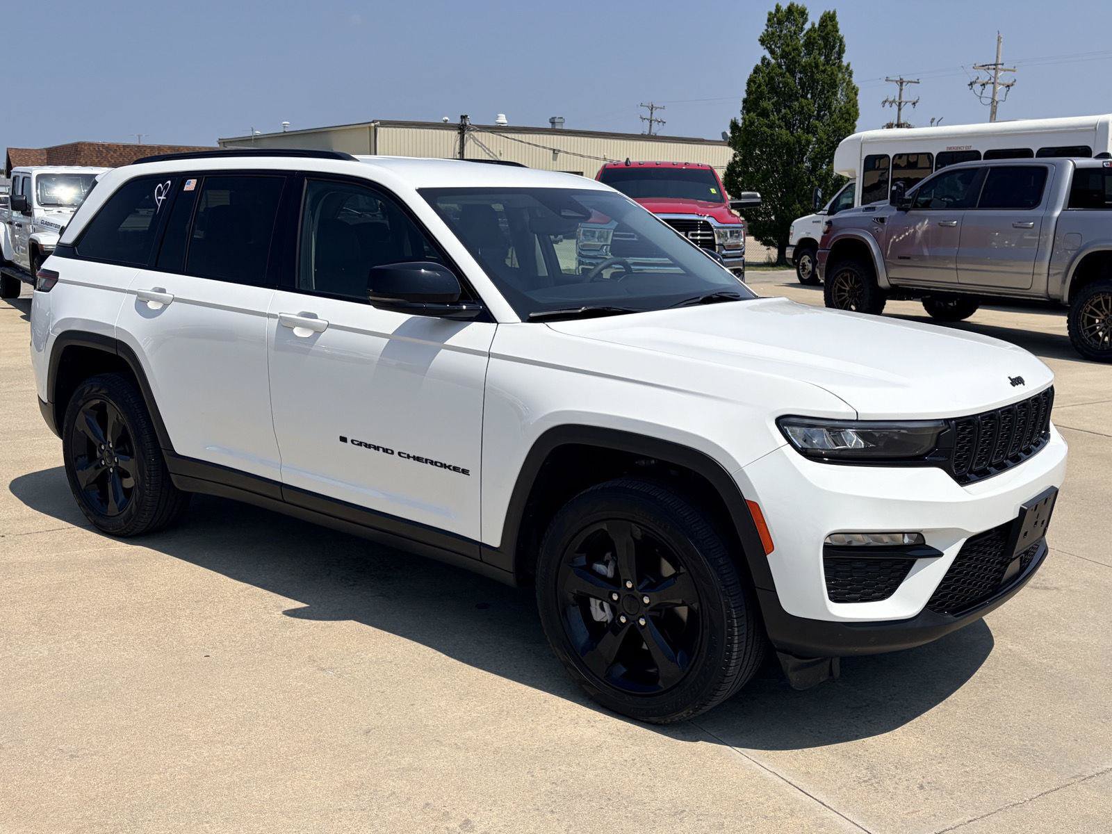 Used 2023 Jeep Grand Cherokee Limited w/ Black Appearance Package AWD/4WD video 2