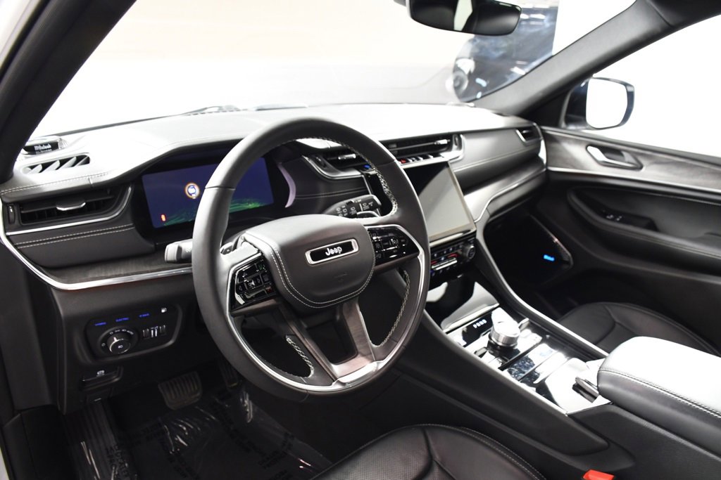 Used 2023 Jeep Grand Cherokee Overland image 12