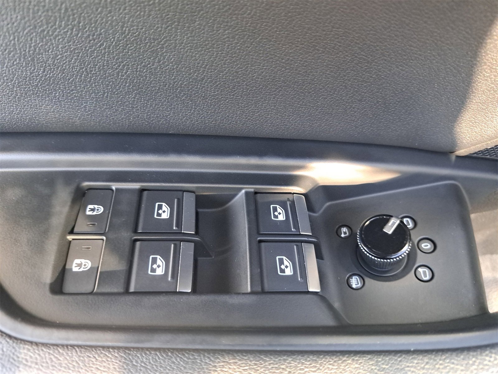 Used 2023 Audi e-tron Premium image 29