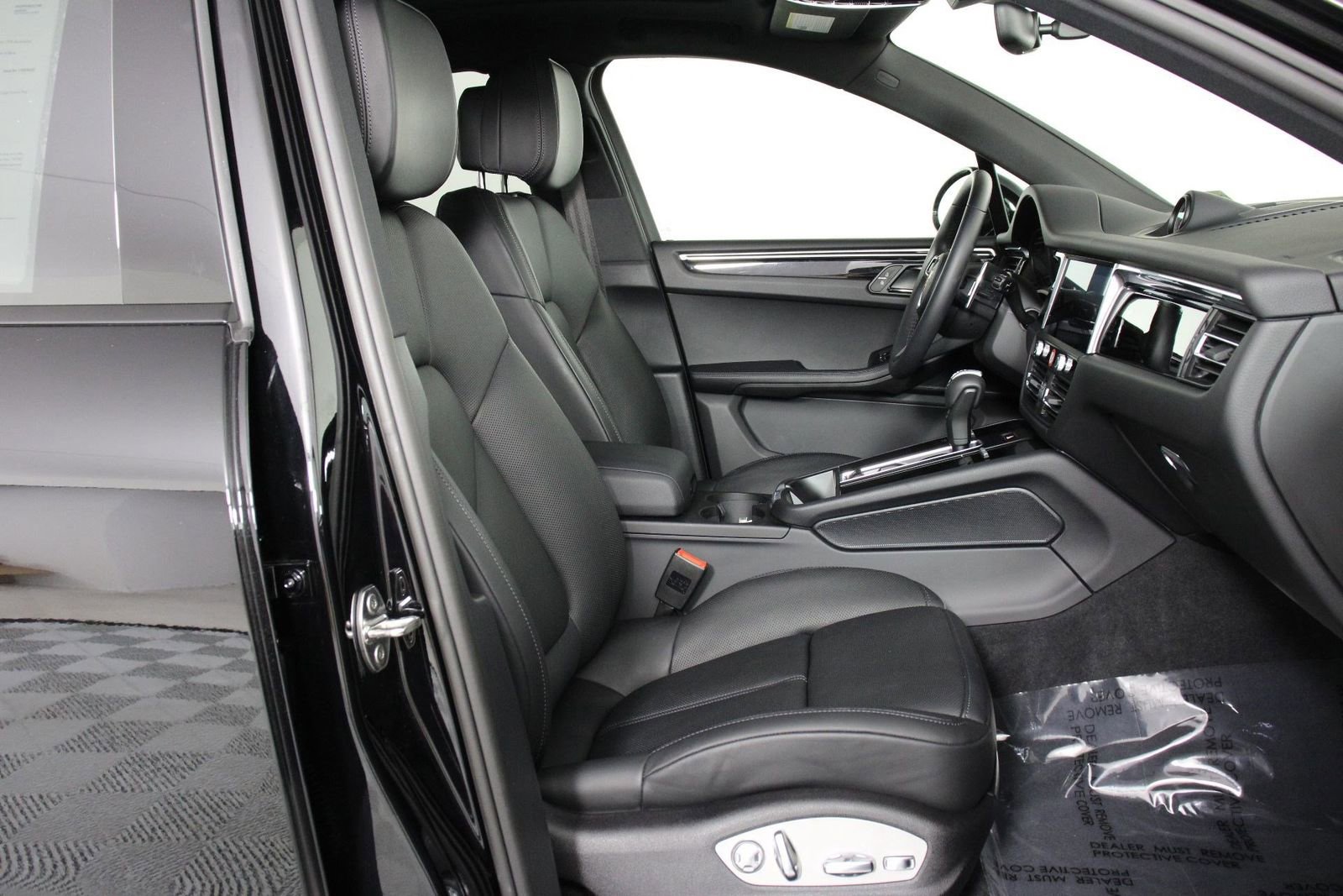 Certified 2025 Porsche Macan AWD/4WD image 31