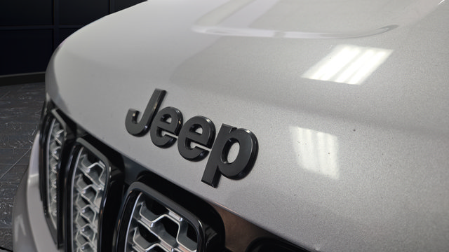 Used 2017 Jeep Grand Cherokee Altitude AWD/4WD image 39