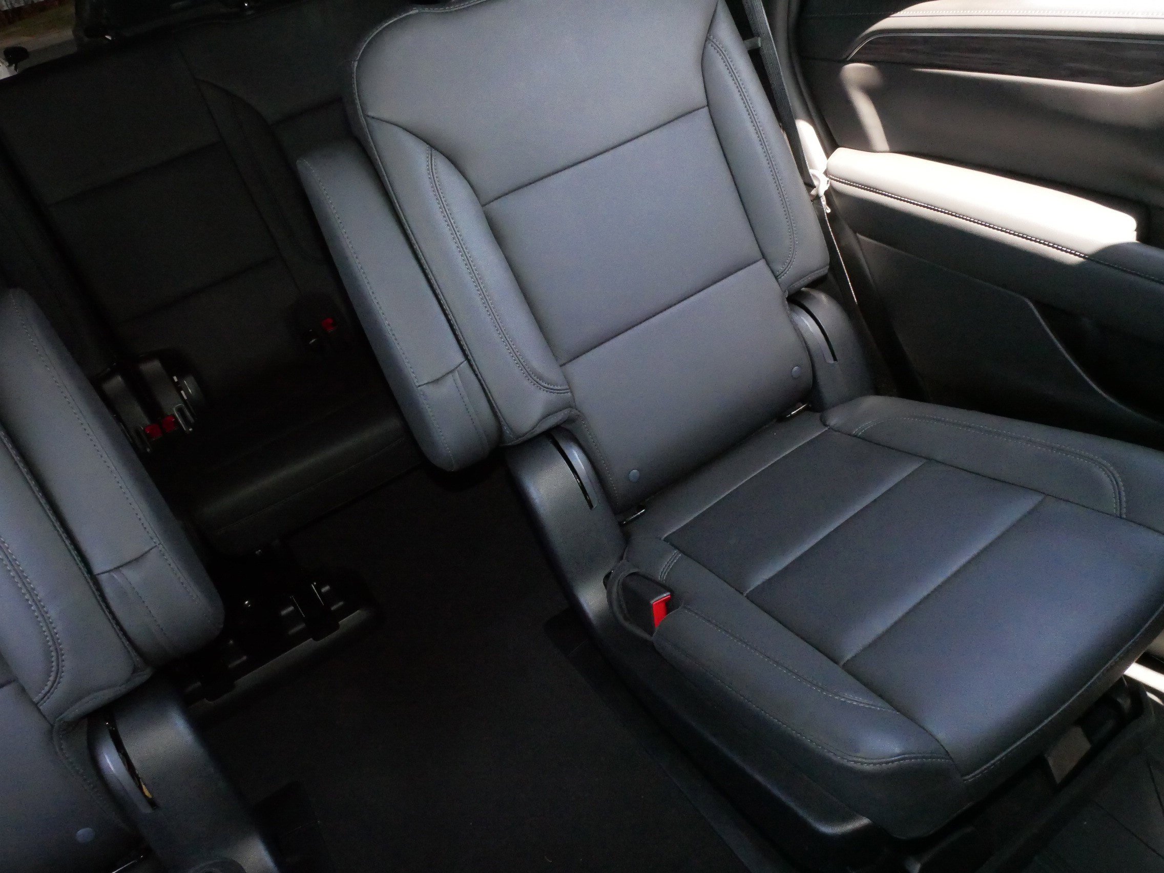 Used 2023 Chevrolet Tahoe Z71 w/ Luxury Package AWD/4WD image 14