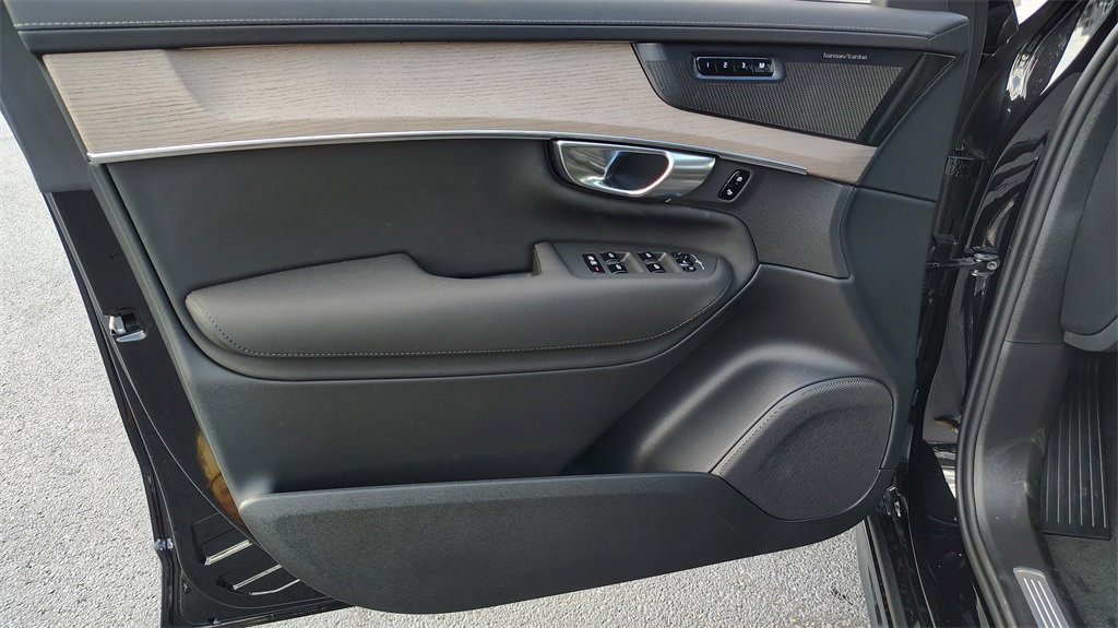 New 2026 Volvo XC90 B6 Plus w/ Protection Package Premier image 8