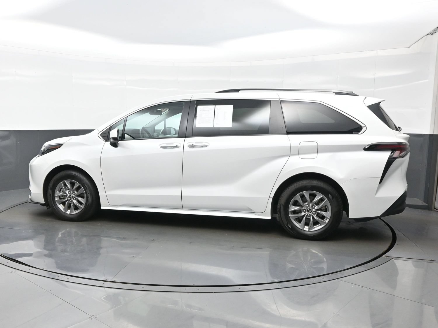 Used 2024 Toyota Sienna XLE AWD/4WD image 3