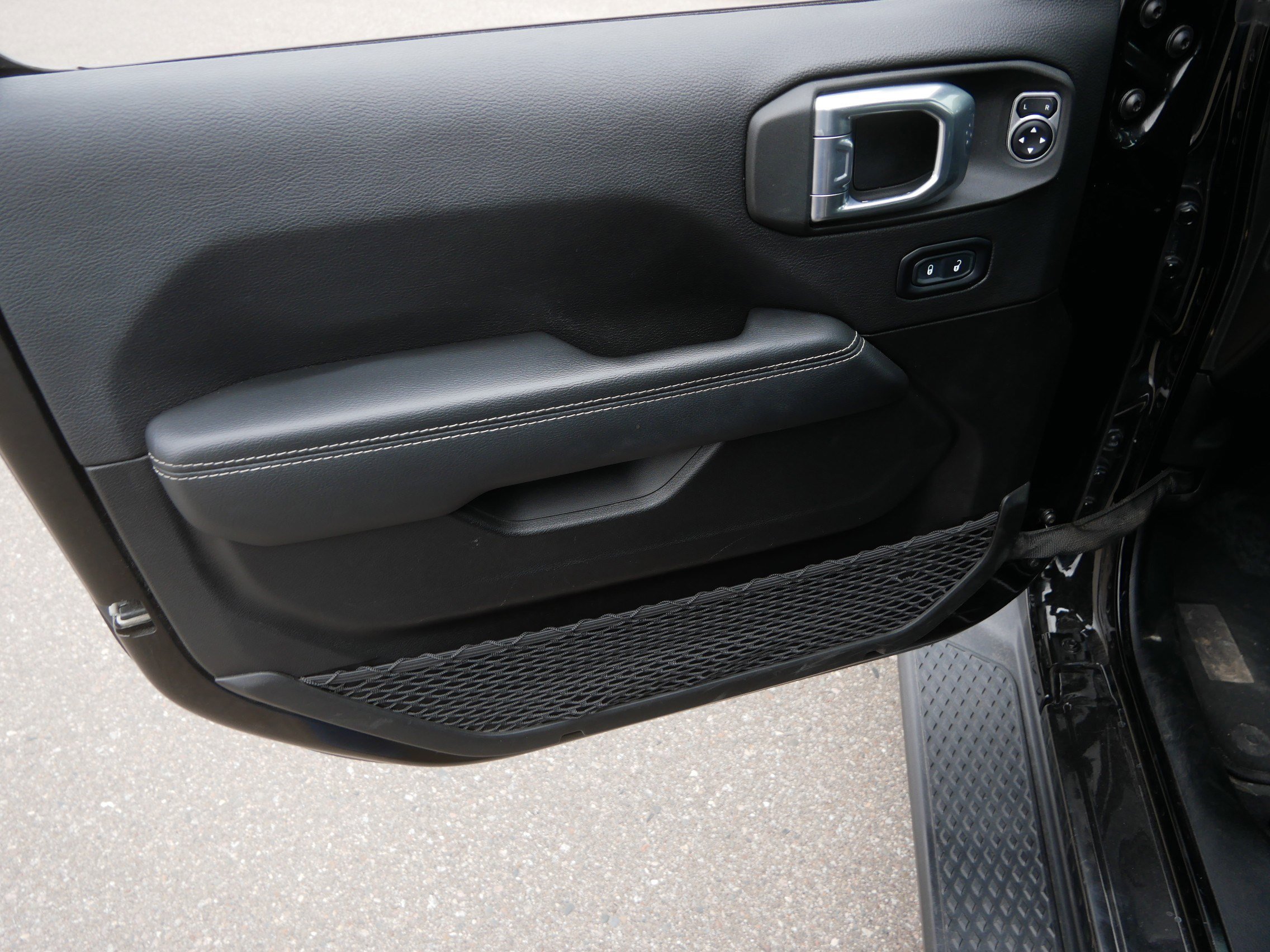 Used 2022 Jeep Gladiator Overland w/ Cold Weather Group image 21