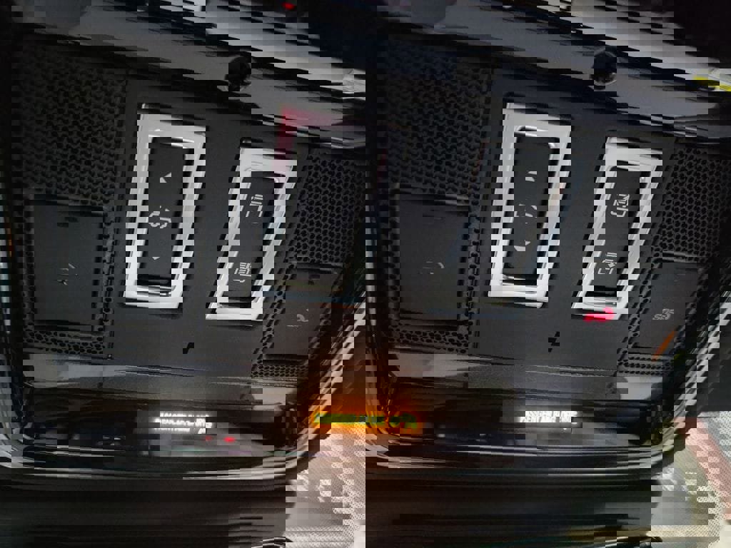 New 2026 Land Rover Range Rover Velar Dynamic SE image 21