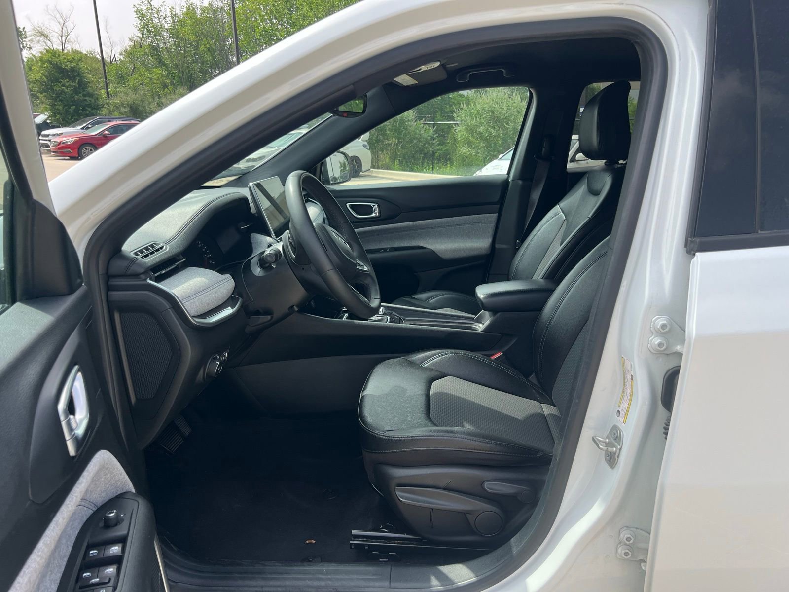 Used 2024 Jeep Compass Latitude AWD/4WD image 21