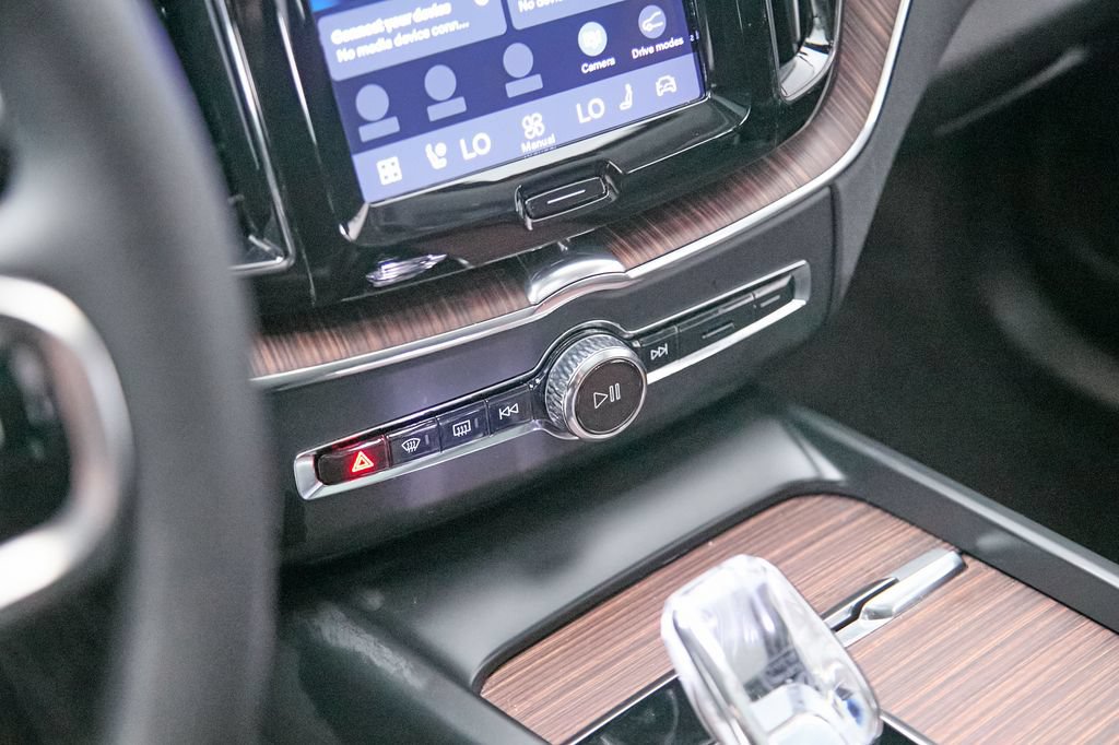 Certified 2023 Volvo XC60 B6 Ultimate w/ Climate Package AWD/4WD image 19