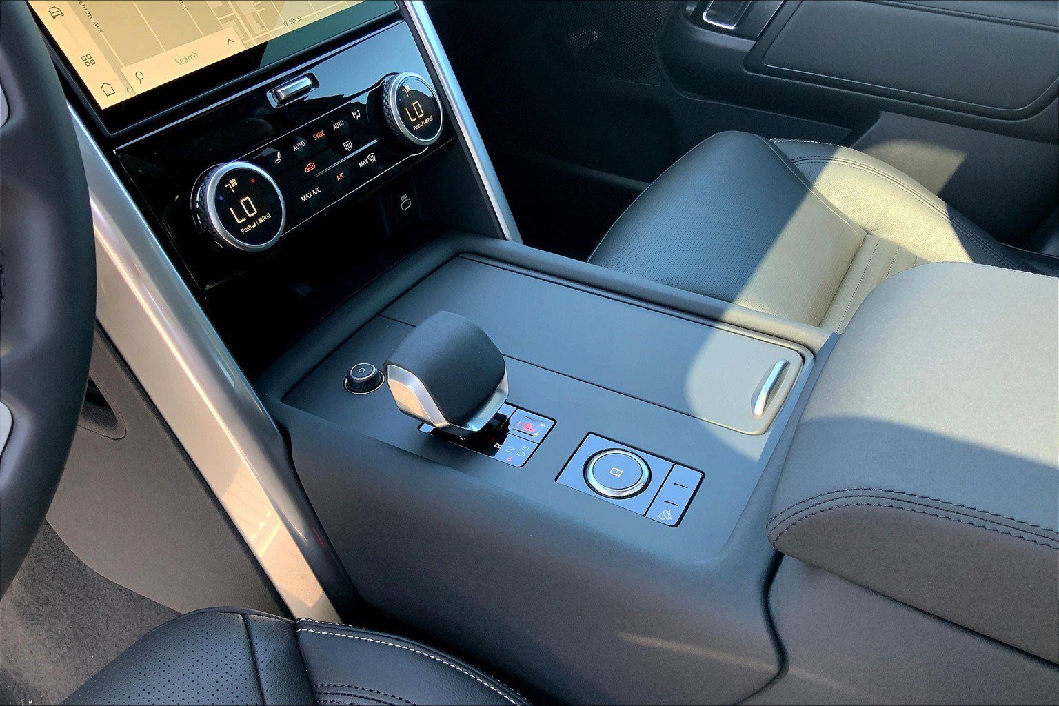 New 2025 Land Rover Discovery S image 8