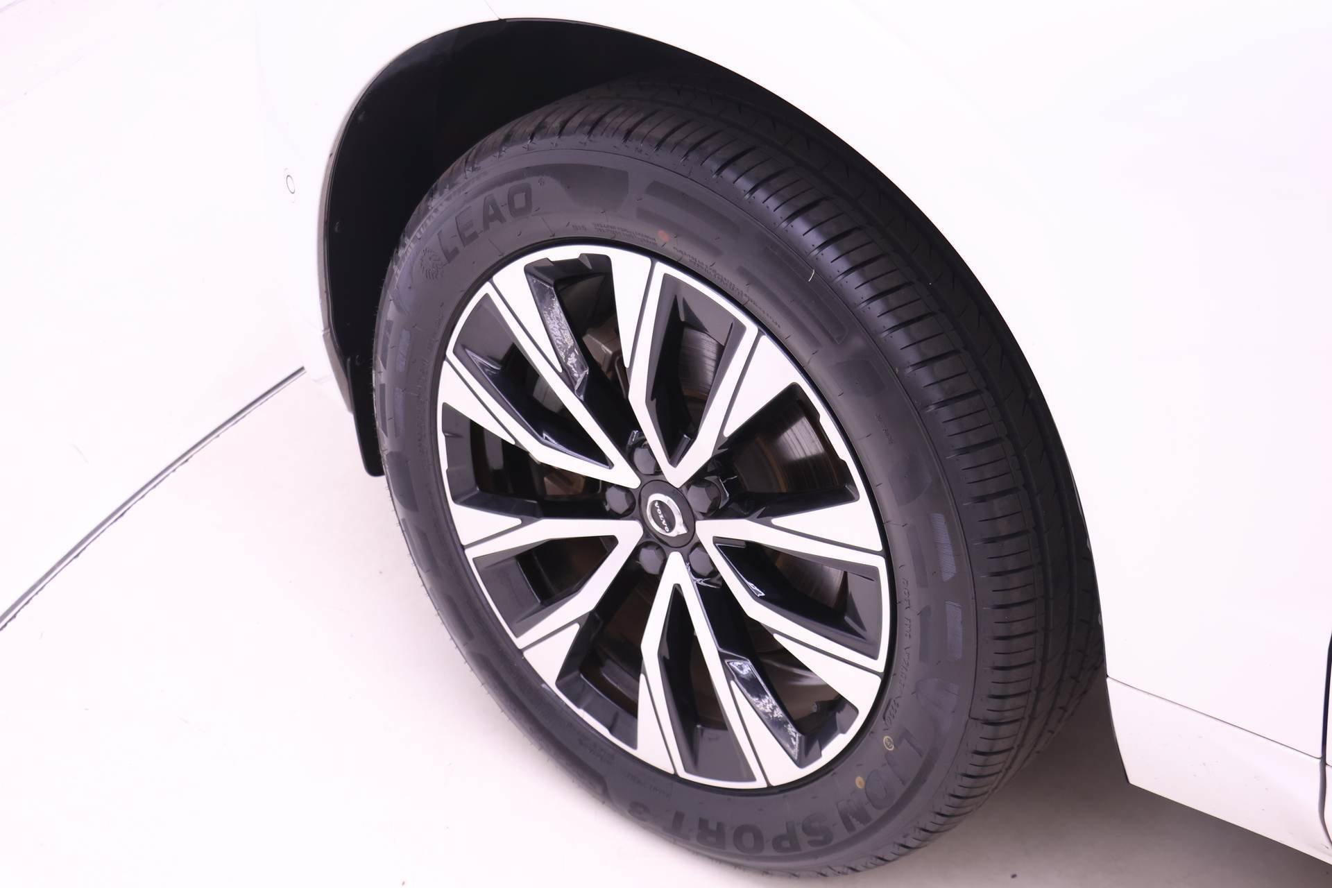 Certified 2024 Volvo XC60 B5 Plus w/ Protection Package Premier AWD/4WD image 23