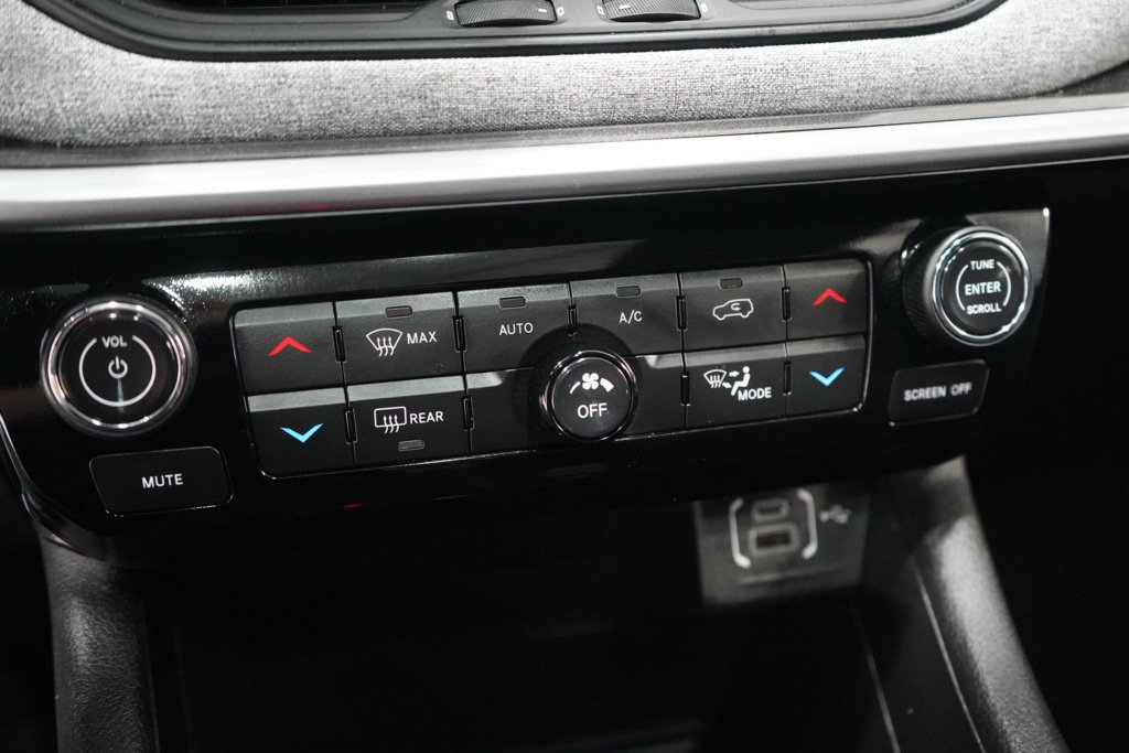 Used 2025 Jeep Compass Latitude w/ Sun & Sound Group AWD/4WD image 30