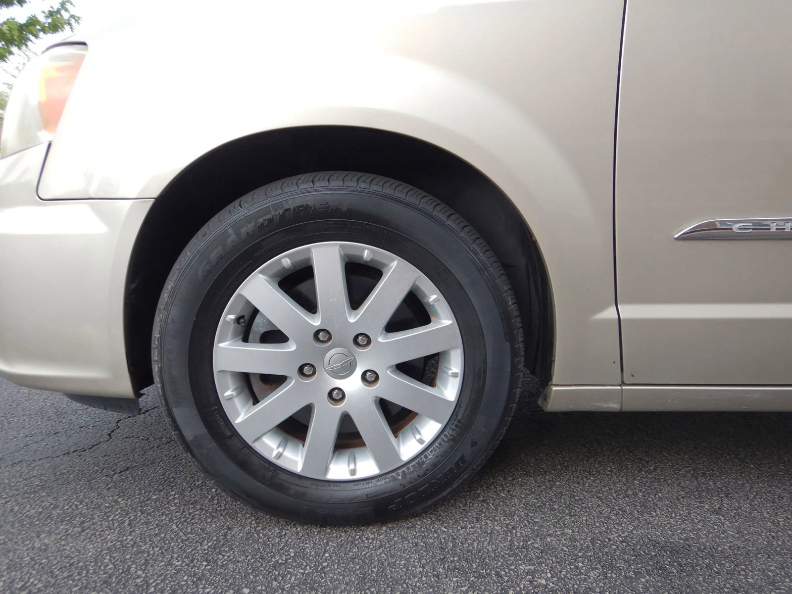 Used 2014 Chrysler Town & Country Touring FWD image 27