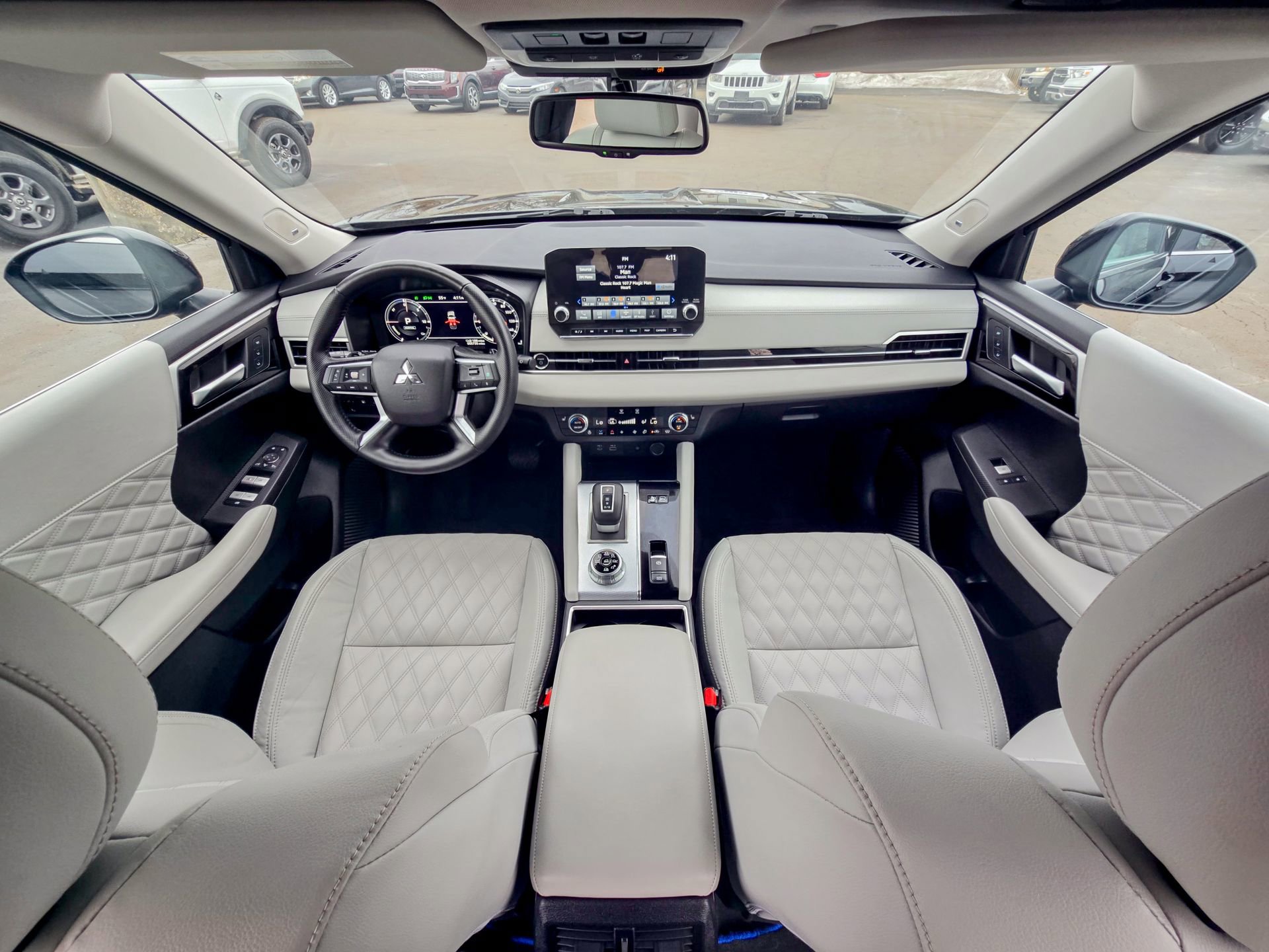 Used 2024 Mitsubishi Outlander SEL image 2