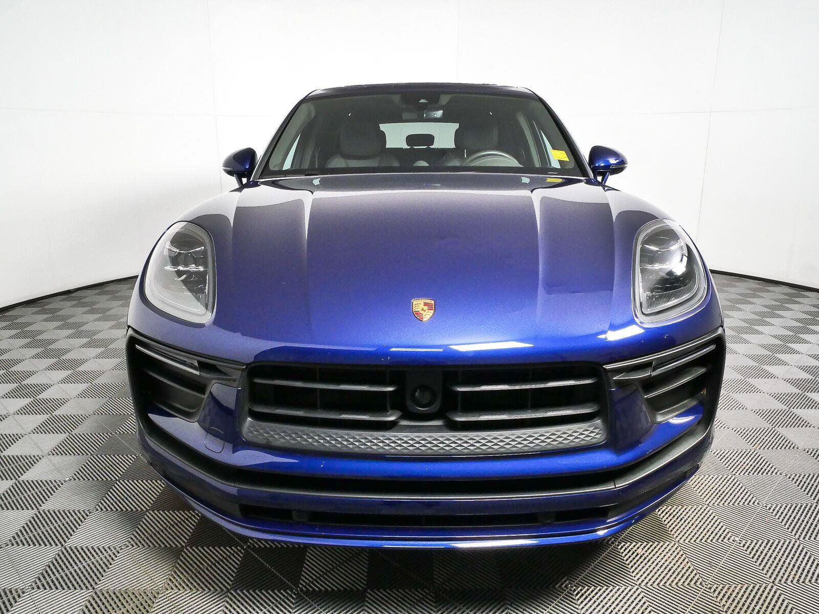 Used 2025 Porsche Macan Turbo AWD/4WD image 38