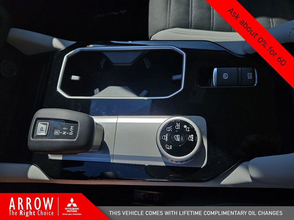 New 2025 Mitsubishi Outlander SE image 28