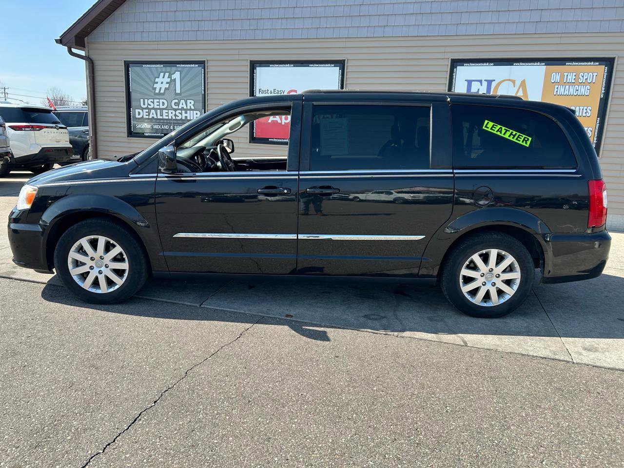 Used 2015 Chrysler Town & Country Touring image 8