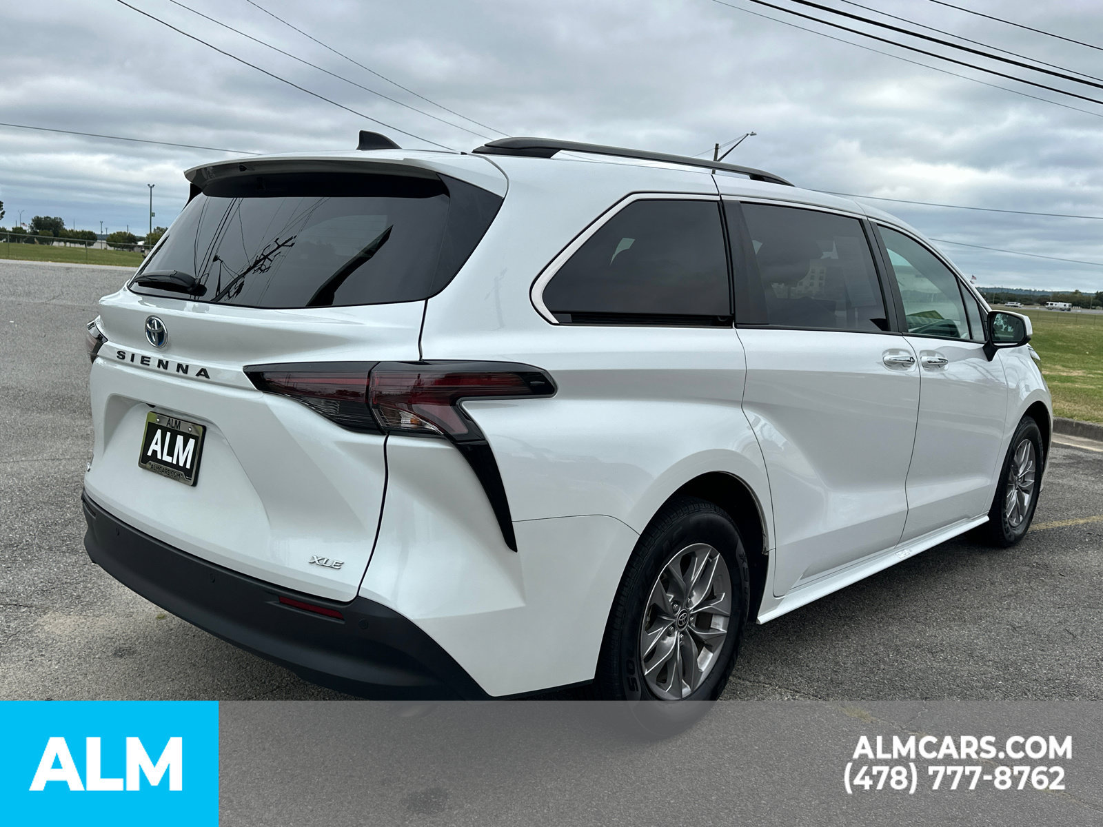 Used 2025 Toyota Sienna XLE FWD image 5