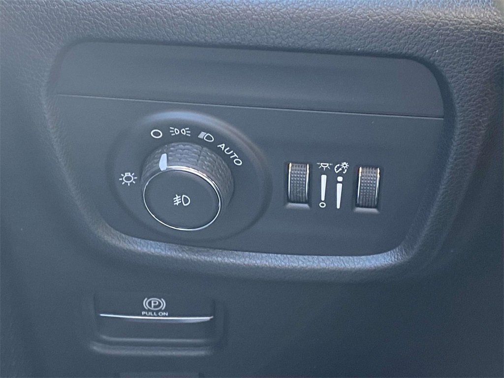 New 2025 Jeep Grand Cherokee L Limited w/ Luxury Tech Group II image 28