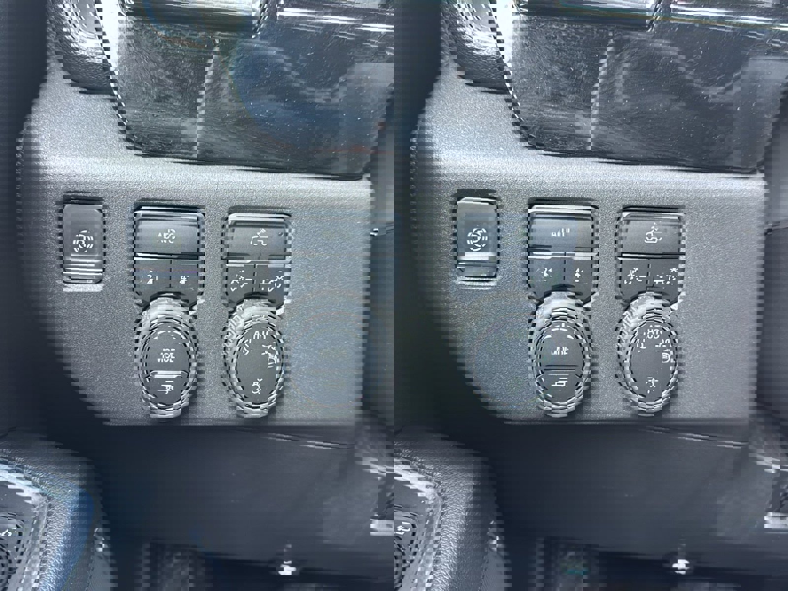 Used 2025 Chevrolet Silverado 1500 LT image 29