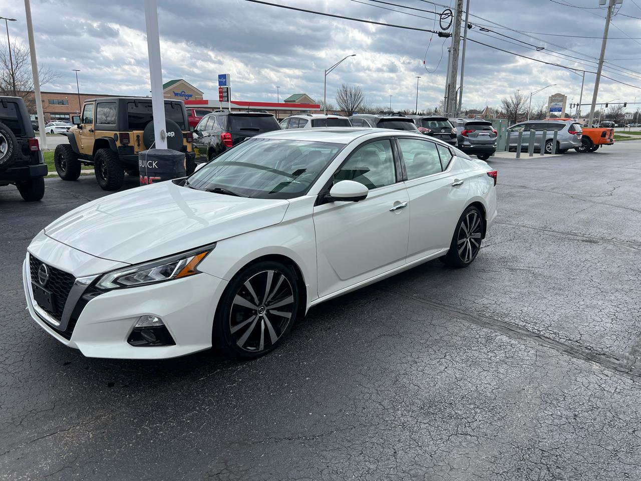 Used 2020 Nissan Altima 2.0 Platinum FWD image 2