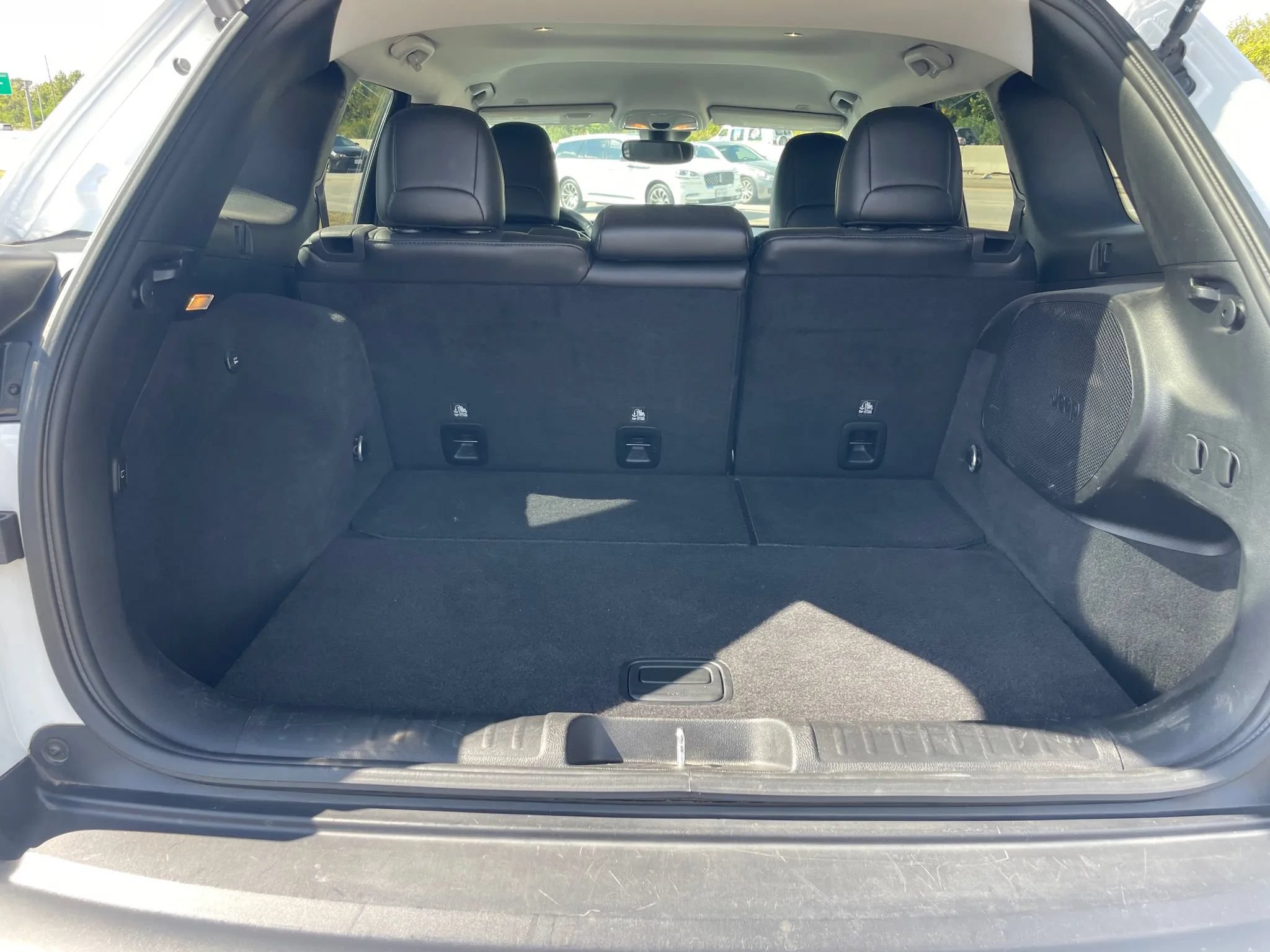 Used 2019 Jeep Cherokee Limited w/ Luxury Group FWD image 15