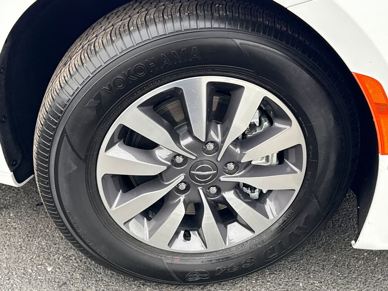 Used 2025 Chrysler Pacifica Select w/ Uconnect Theater Family Group image 9