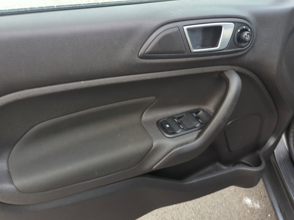 Used 2015 Ford Fiesta SE image 8