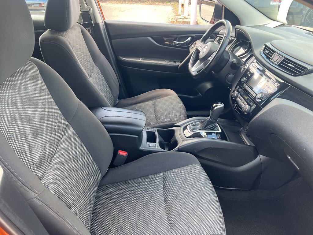 Used 2017 Nissan Rogue Sport SV w/ SV All-Weather Package AWD/4WD image 19