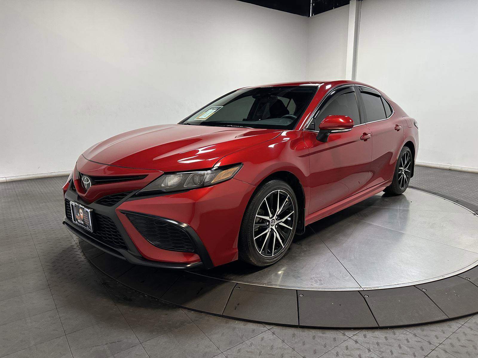 Used 2024 Toyota Camry SE FWD image 1