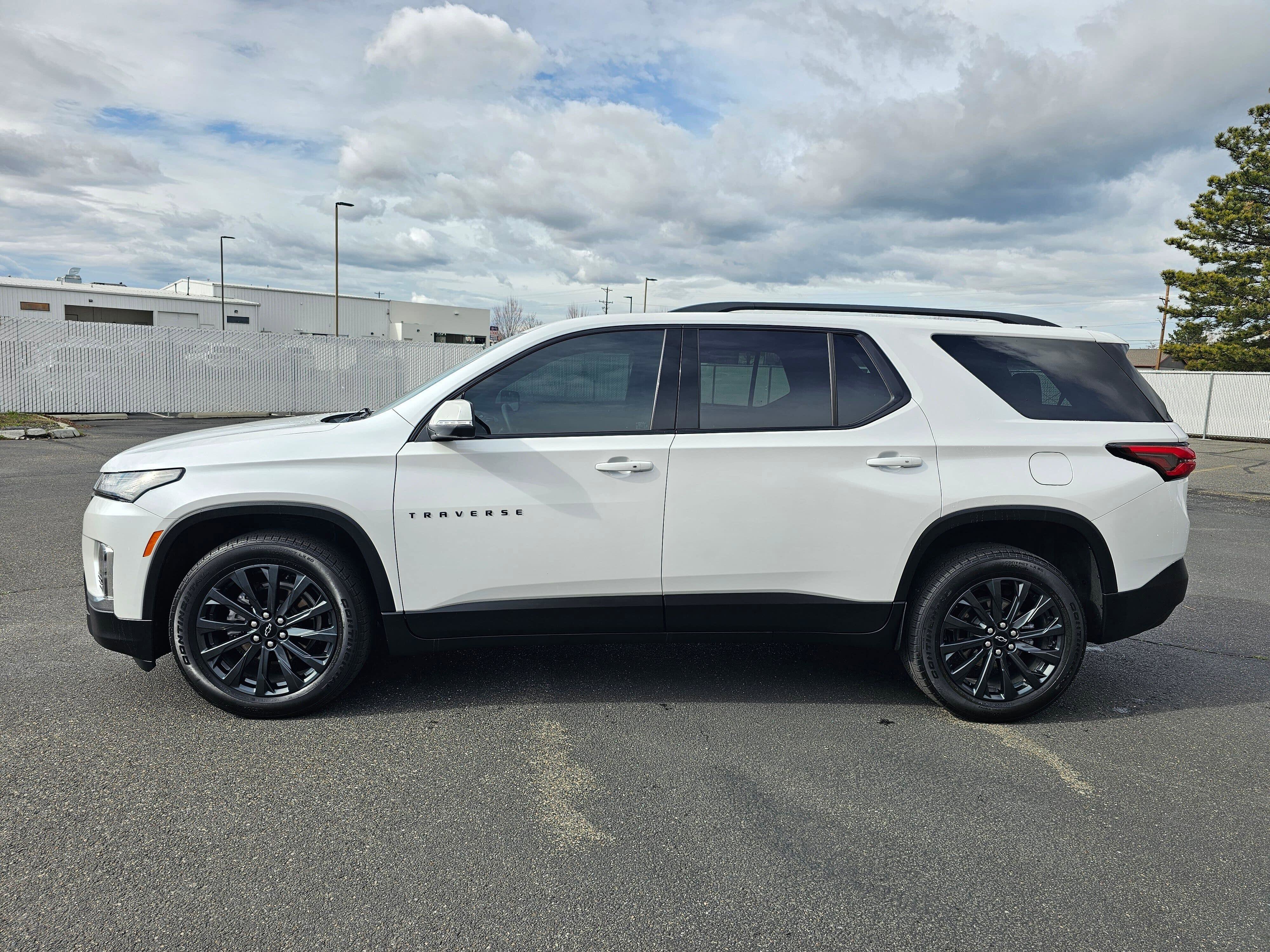 Used 2023 Chevrolet Traverse RS image 3