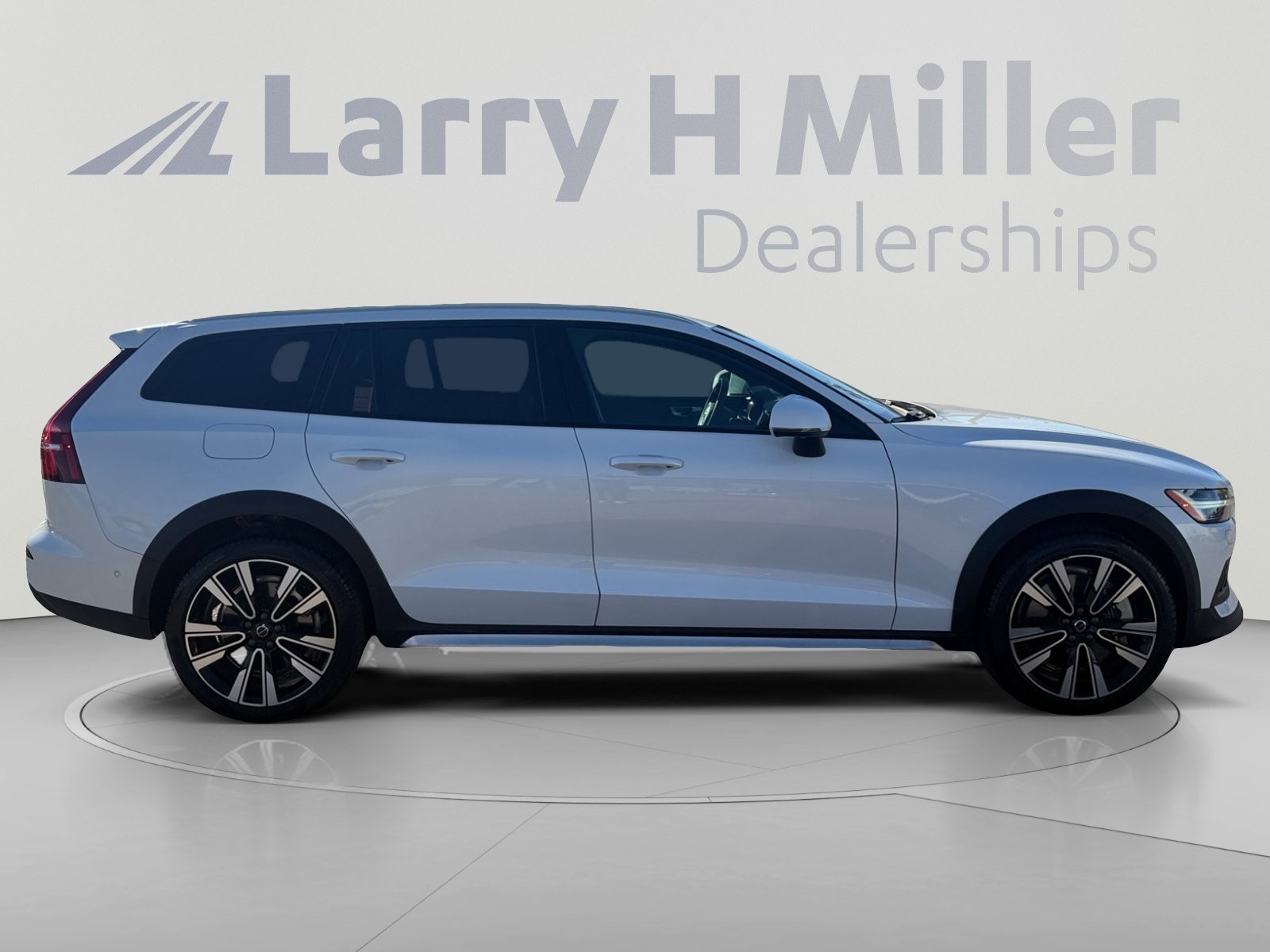 Used 2025 Volvo V60 B5 Cross Country Ultra AWD/4WD image 6