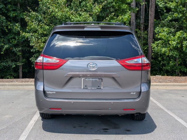 Used 2017 Toyota Sienna XLE Premium FWD image 4