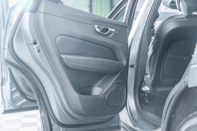 Used 2020 Volvo XC60 T6 Momentum image 32