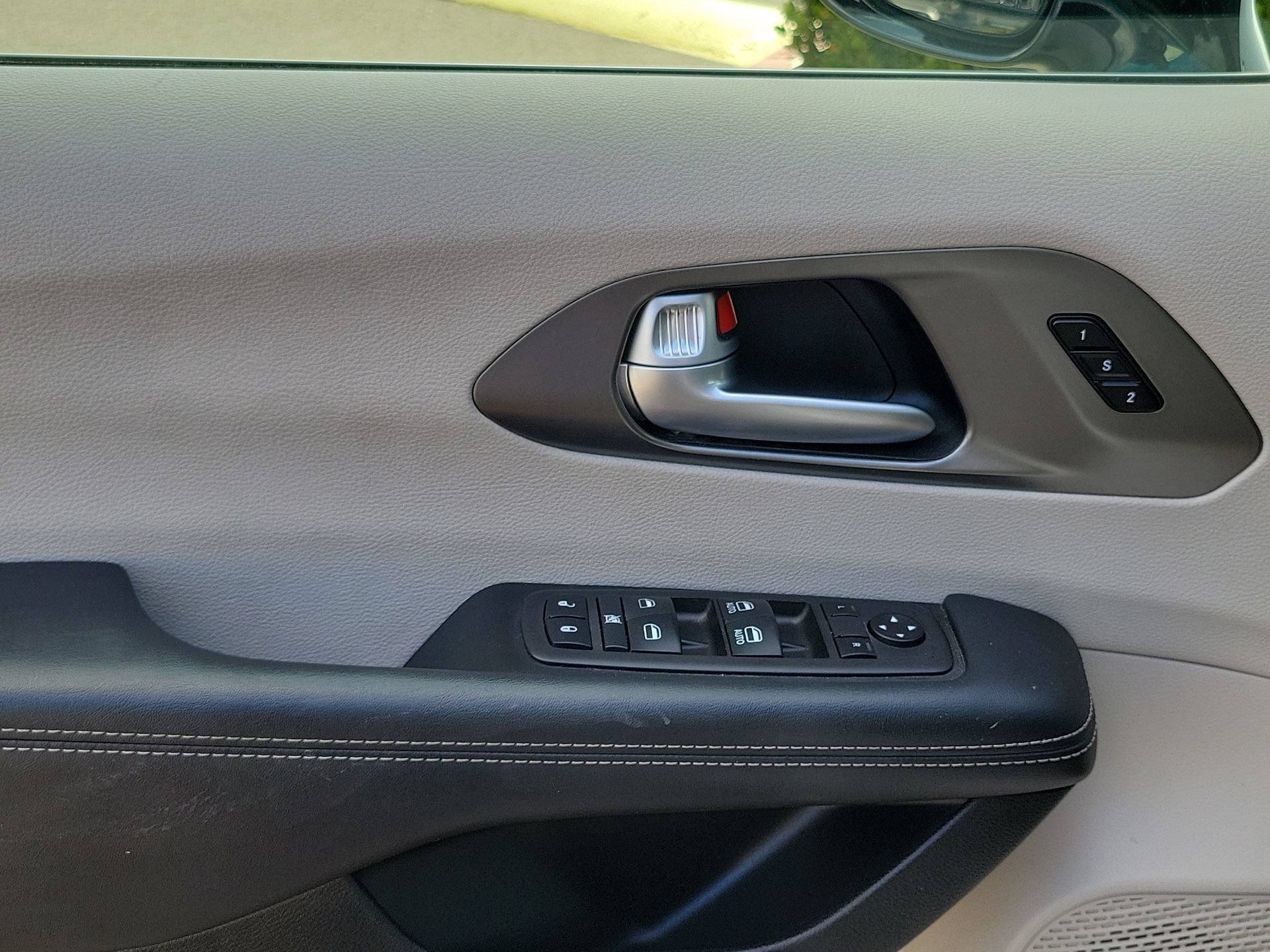Certified 2024 Chrysler Pacifica Touring-L FWD image 6