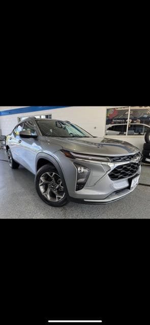 New 2026 Chevrolet Trax LT w/ Sunroof Package FWD image 2