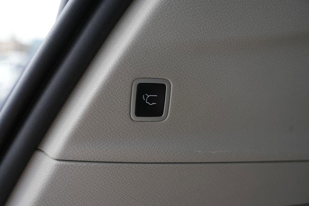 Used 2021 Chrysler Pacifica Touring image 18