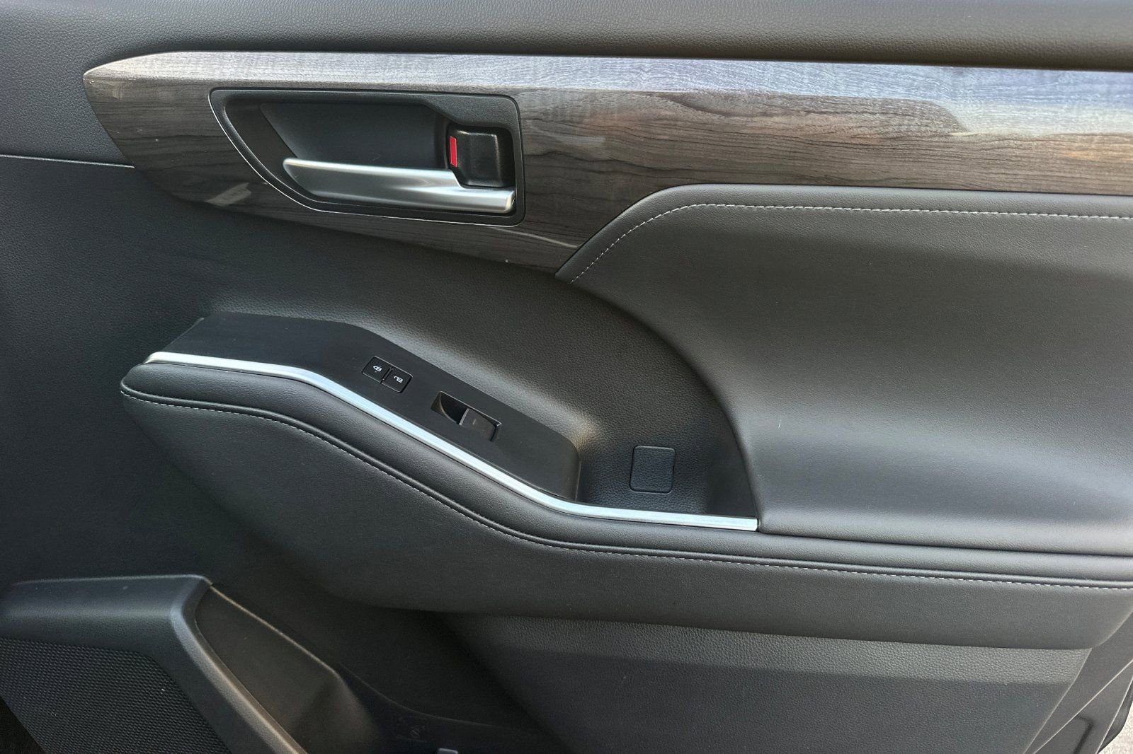 Used 2024 Toyota Highlander Limited image 32