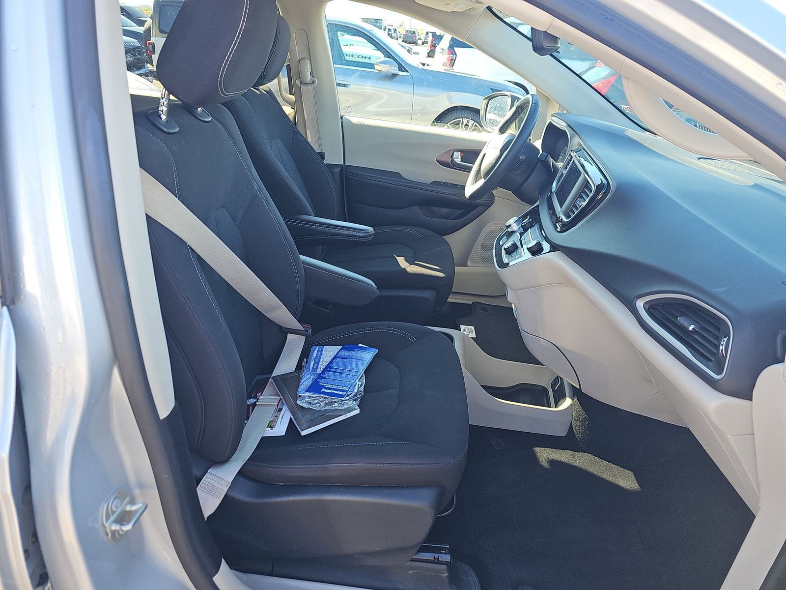 Used 2023 Chrysler Voyager LX image 13