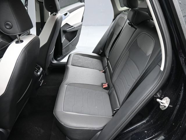 Used 2025 Volkswagen Taos SE image 11