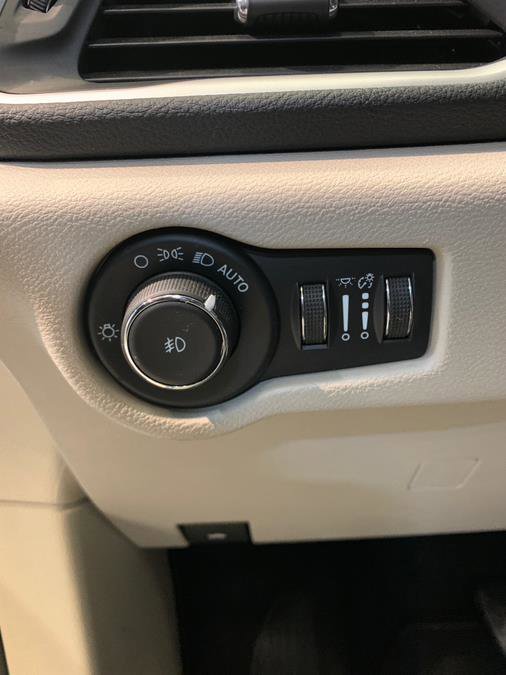 Used 2022 Chrysler Pacifica Touring-L w/ Uconnect Theater Family Group image 19