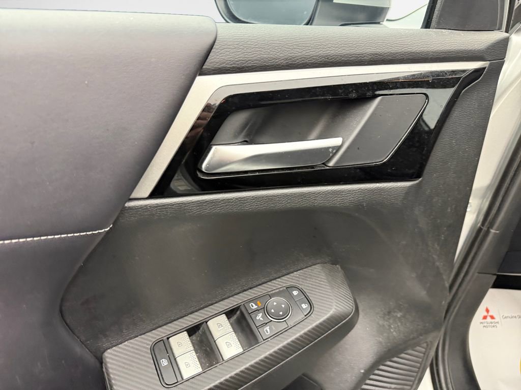 Used 2024 Mitsubishi Outlander SE image 14