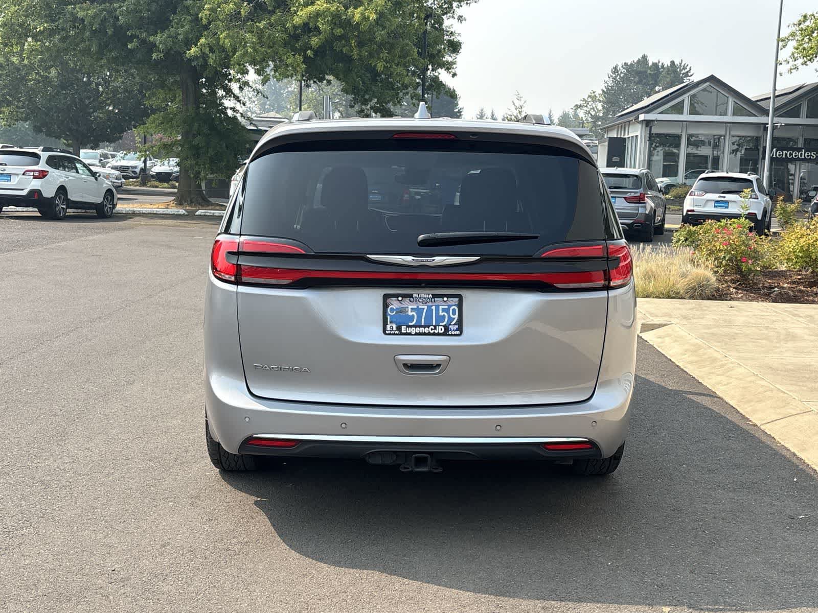 Used 2021 Chrysler Pacifica Touring-L FWD image 4
