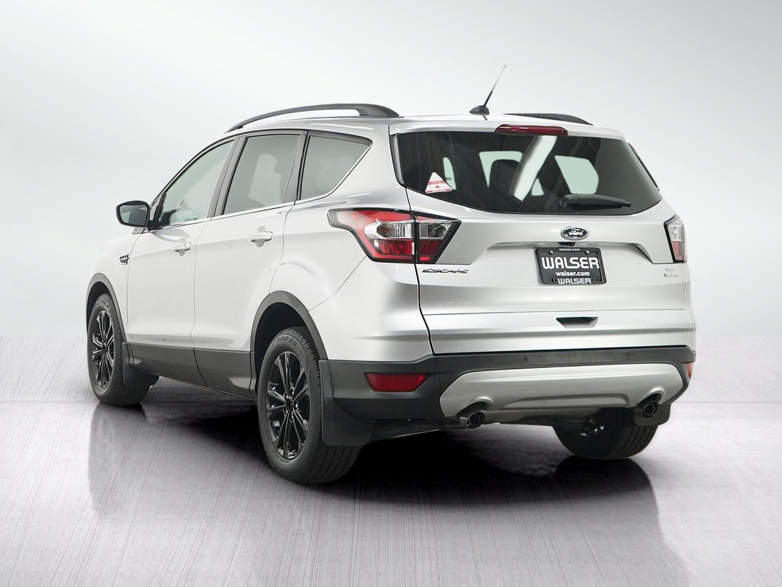 Used 2018 Ford Escape SE w/ Ford Safe & Smart Package FWD image 3
