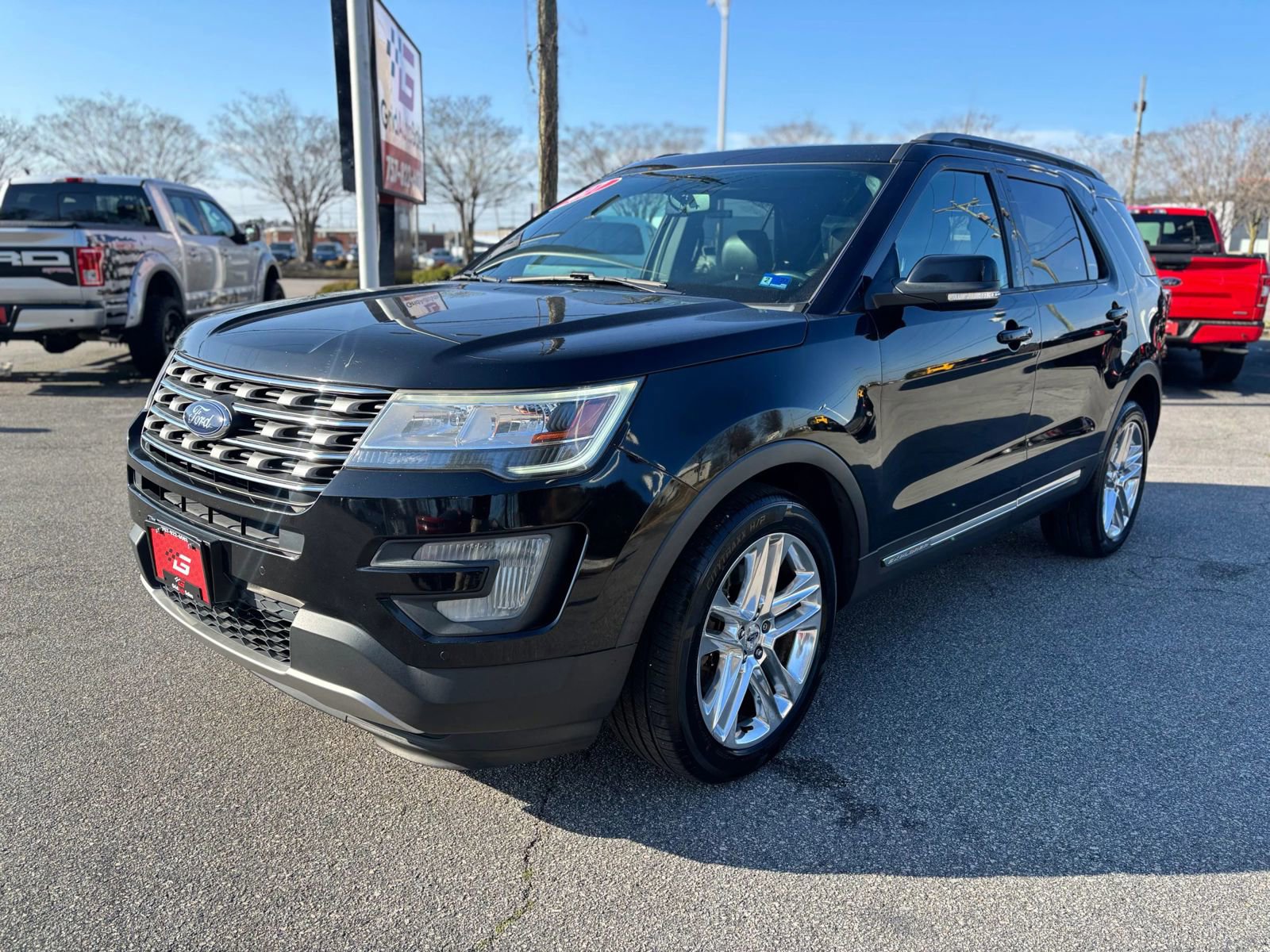 Used 2017 Ford Explorer XLT w/ Equipment Group 202A AWD/4WD image 7