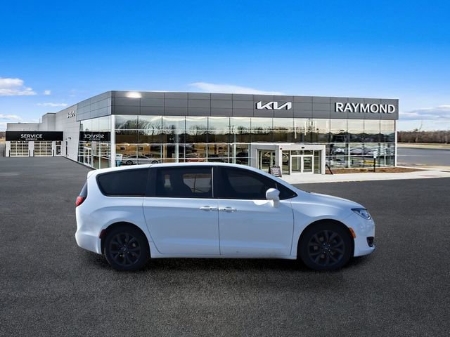 Used 2018 Chrysler Pacifica Touring Plus w/ S Appearance Package FWD image 2