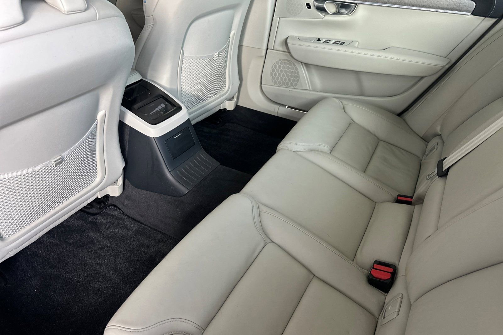 Used 2024 Volvo S90 T8 Ultimate image 4