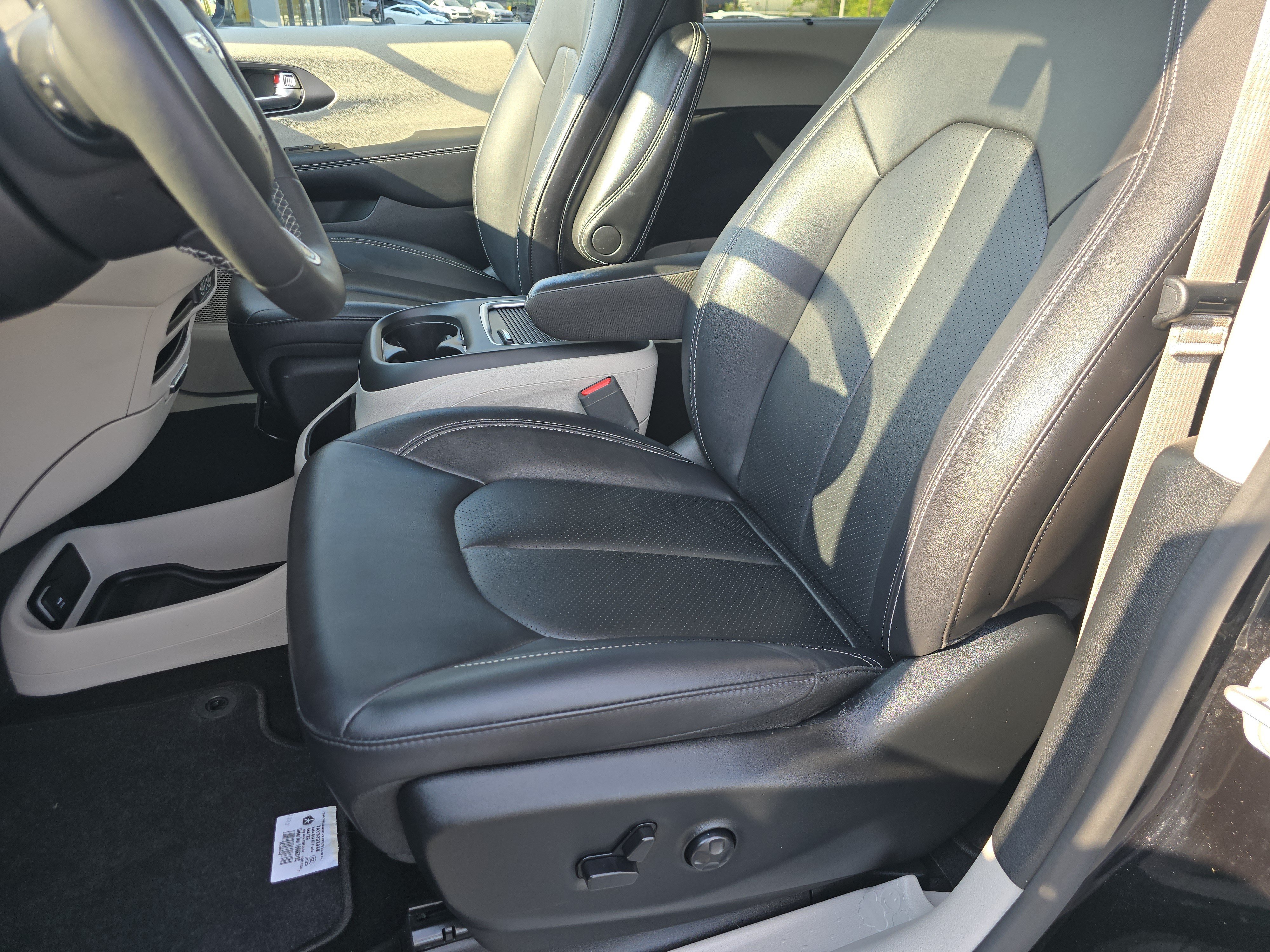 Used 2024 Chrysler Pacifica Touring-L FWD image 19