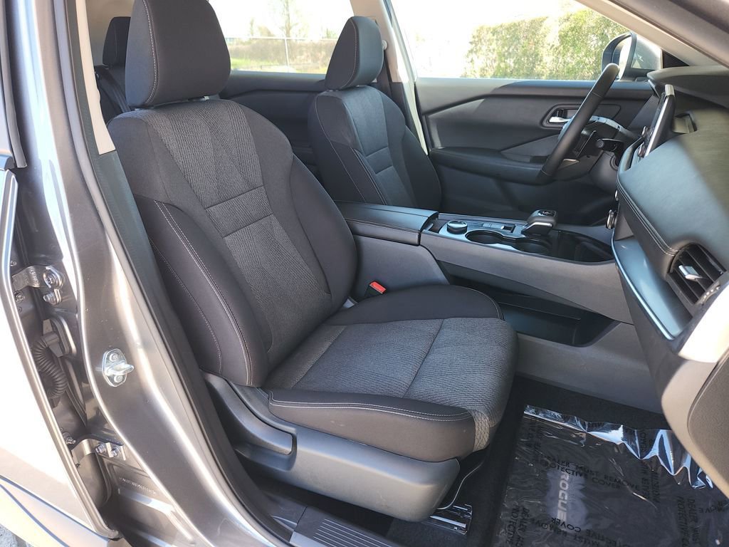 Used 2025 Nissan Rogue SV image 15