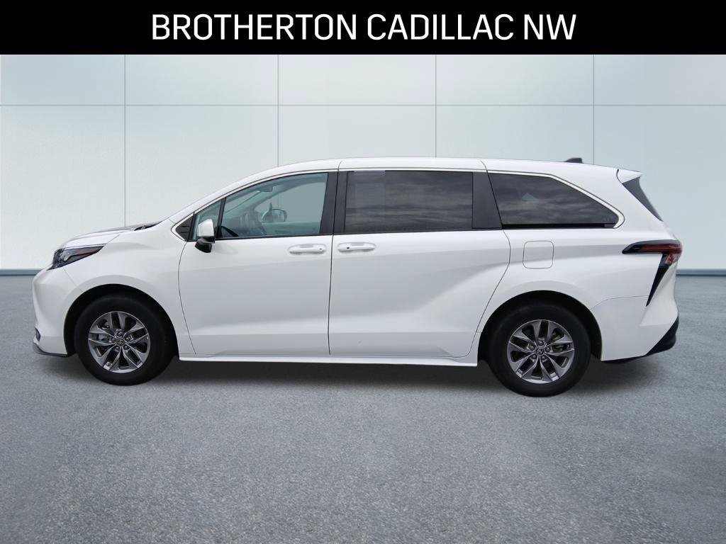 Used 2024 Toyota Sienna LE AWD/4WD image 2